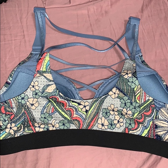 Victoria secret sport size 32a - Picture 3 of 4